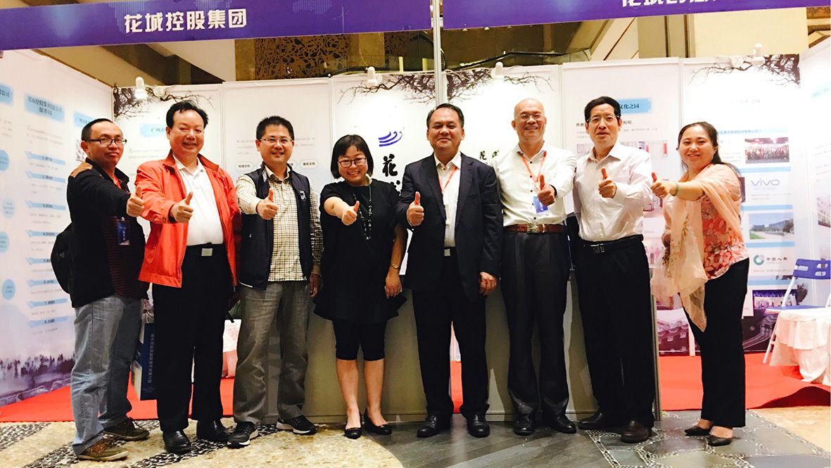 省市領(lǐng)導(dǎo)蒞臨花城控股集團(tuán)展位